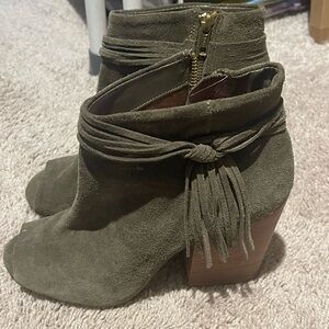 Chunky heel bootie